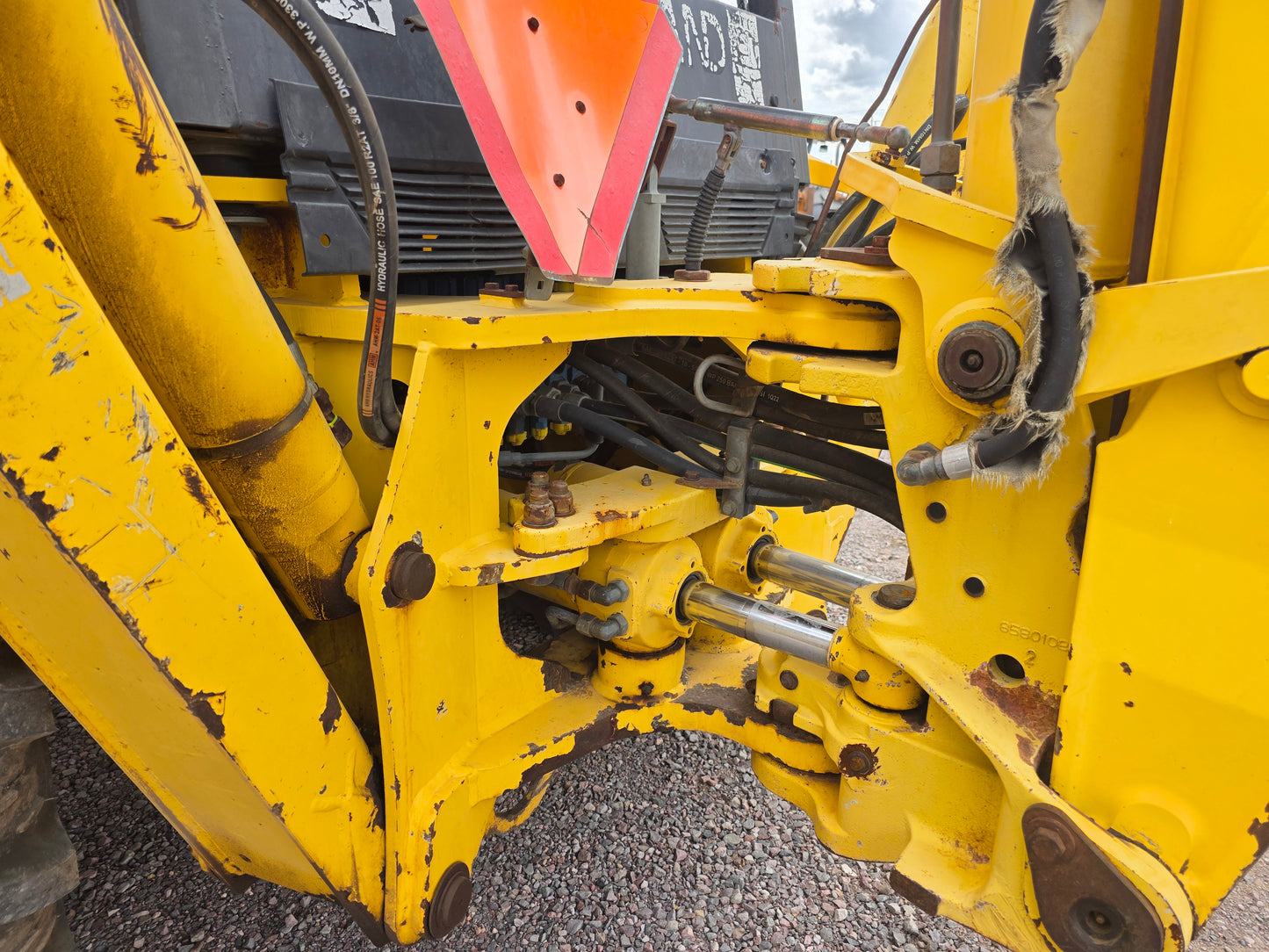RETRO ESCAVADORA NEW HOLLAND LB75B