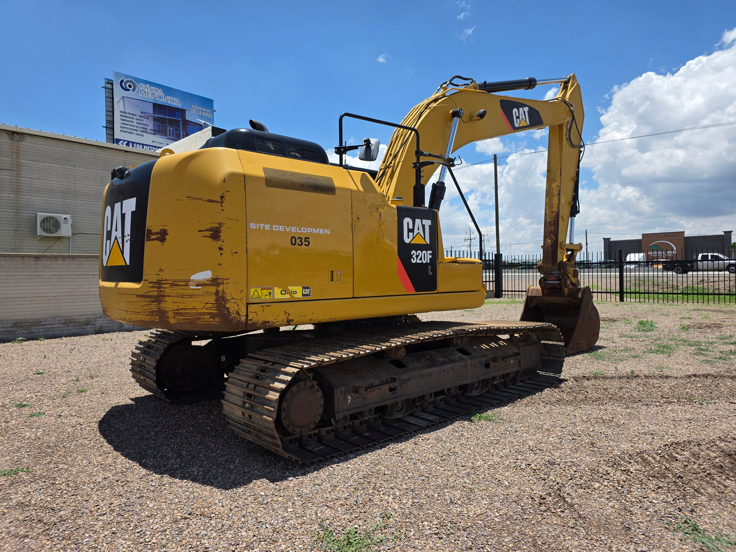 CAT 320F 2016