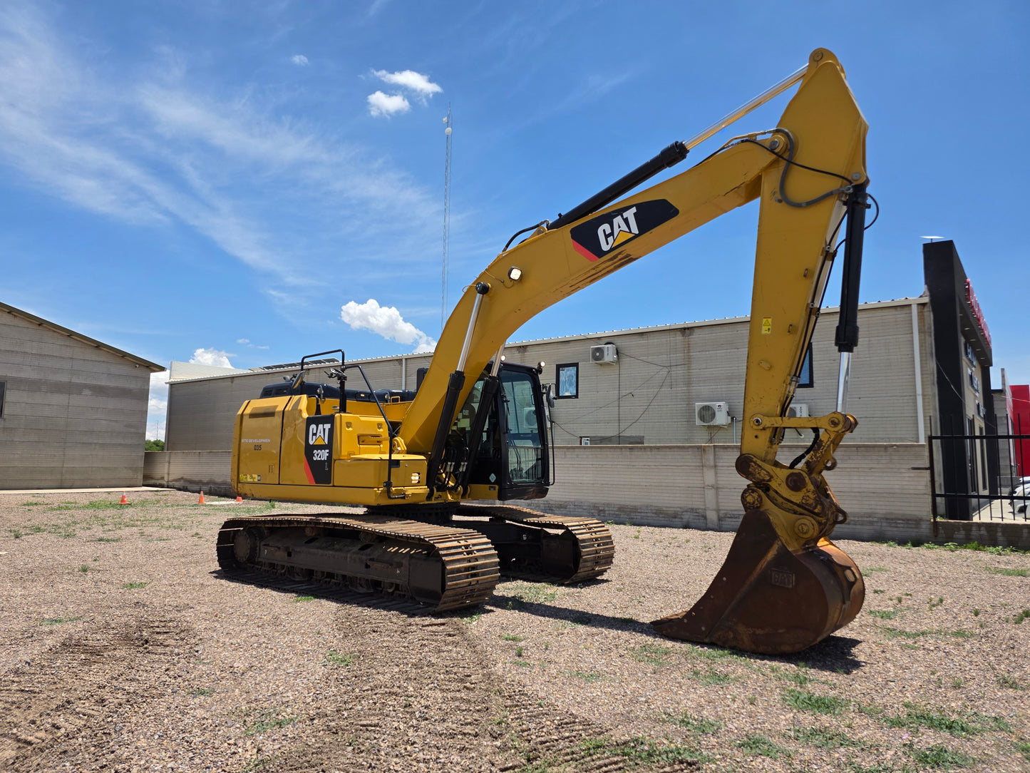 CAT 320F 2016