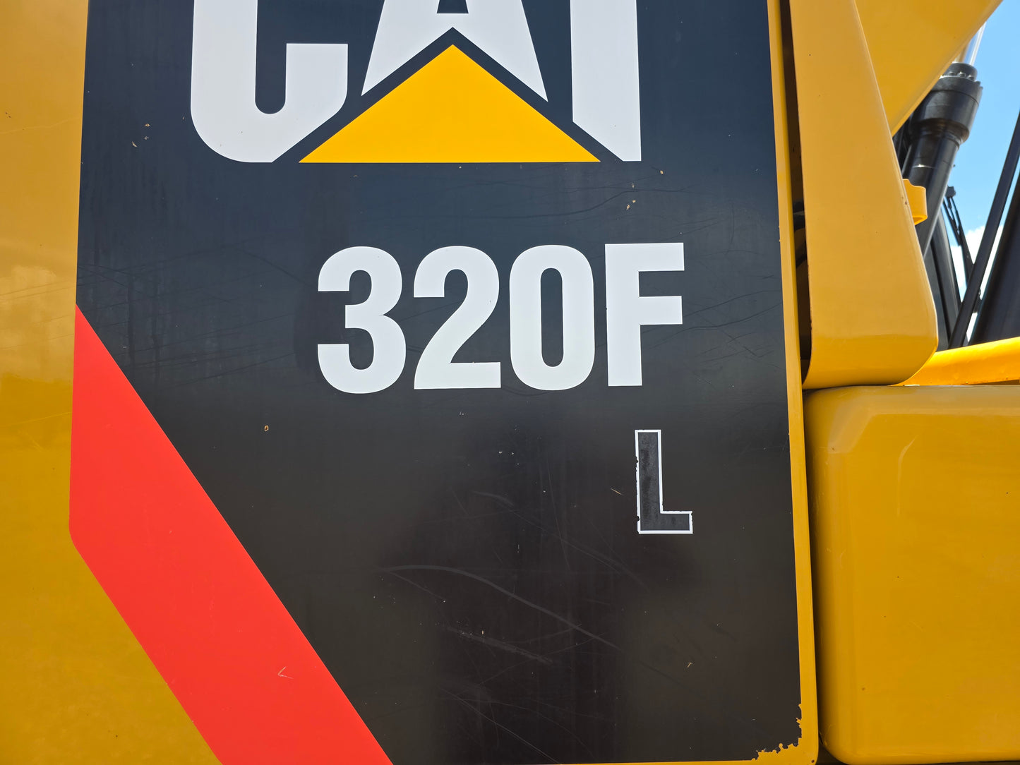CAT 320F 2016