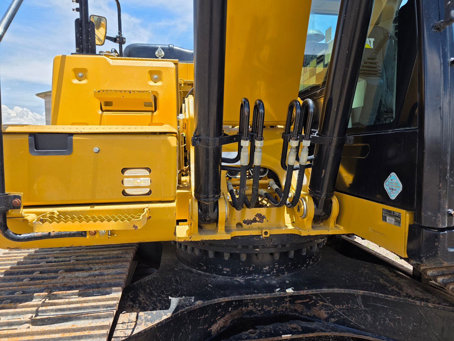 CAT 320F 2016