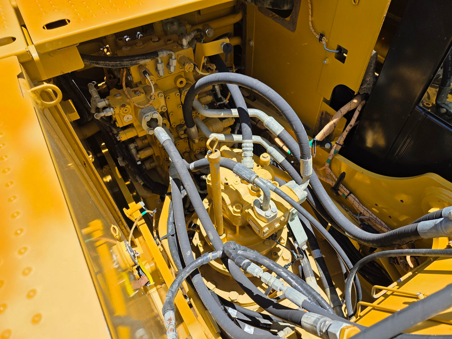 CAT 320F 2016