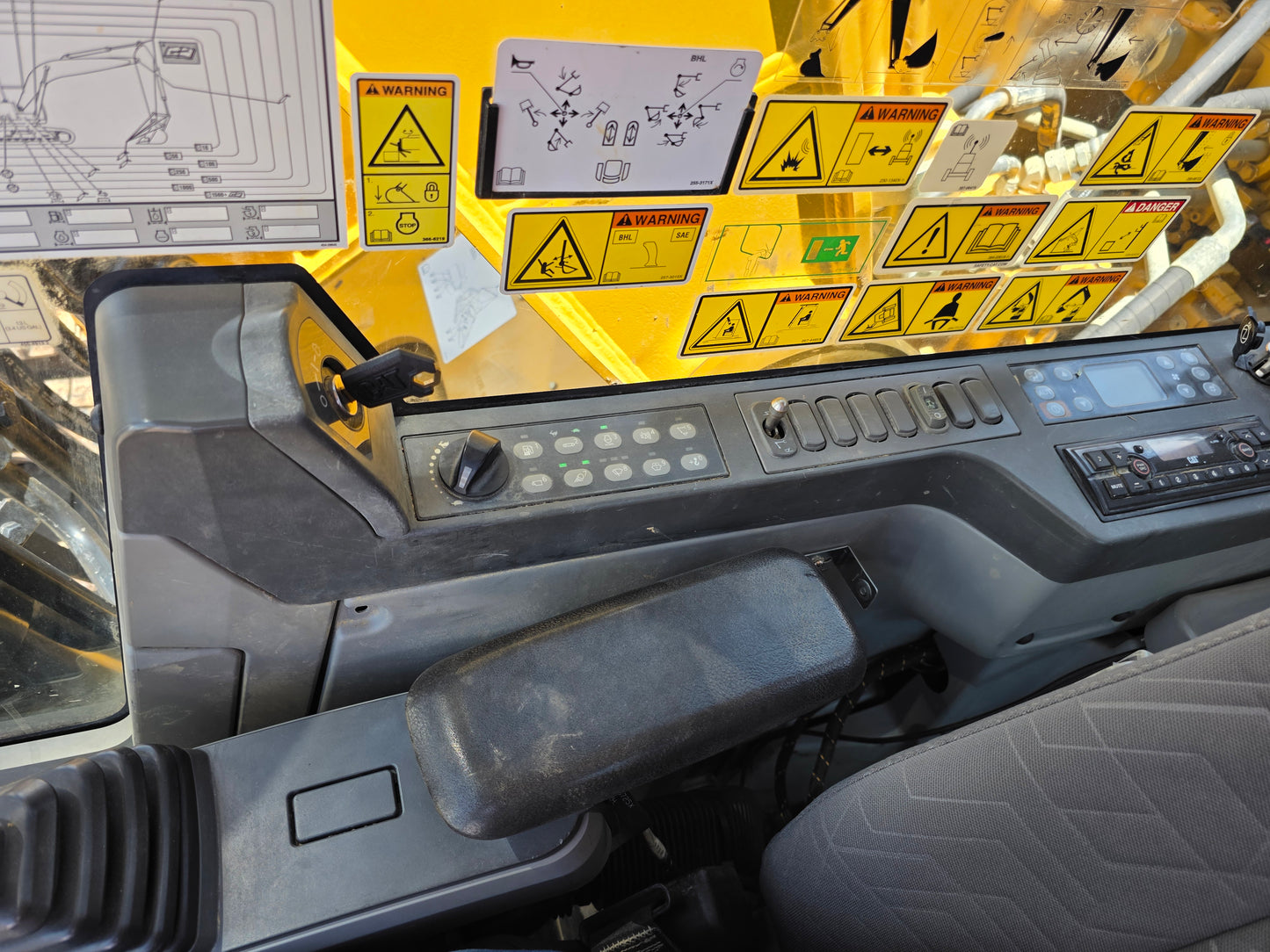 CAT 320F 2016