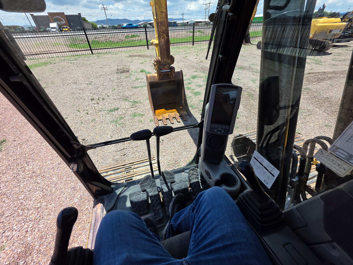 CAT 320F 2016